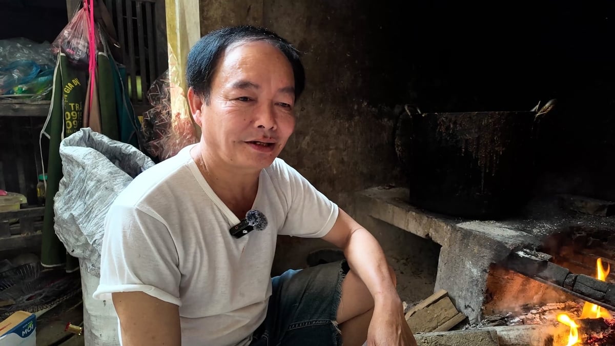 Không có điện, ông Khoa phải dùng bếp củi để nấu ăn phục vụ gia đình và du khách. Ảnh: Ngọc Tú.