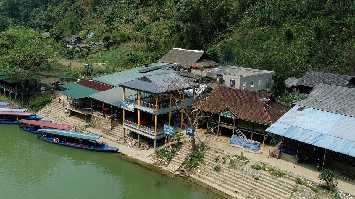 Người dân Bản Cám mong mỏi có điện để phục vụ sinh hoạt và phát triển du lịch. Ảnh: Ngọc Tú.
