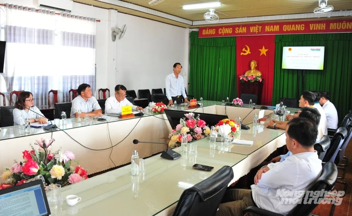Mr. Ngo Minh Long, Secretary of the Thanh Hoa commune Party Committee (standing), spoke at the ceremony marking the signing of a media cooperation agreement with the Agriculture and Environment Newspaper. Photo: Le Hoang Vu.