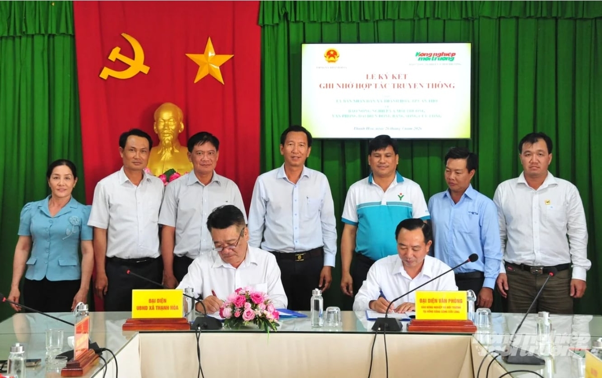 Mr. Nguyen Ngoc Thang, Head of the Mekong Delta Office of VAN News, and Mr. Le Hoang Men, Vice Chairman of the Thanh Hoa commune People’s Committee, sign the media cooperation agreement. Photo: Le Hoang Vu.