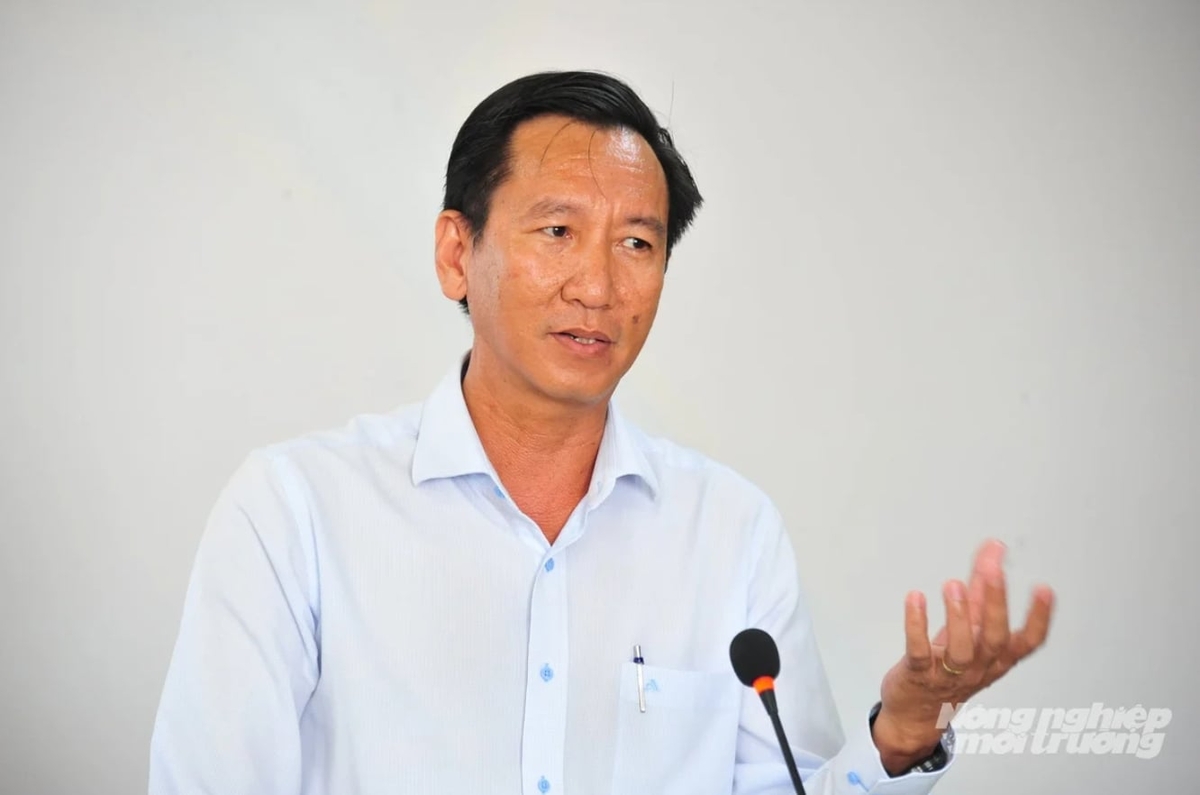 Mr. Ngo Minh Long, Party Secretary of the Thanh Hoa commune Party Committee, emphasizes the commune’s development direction, with agriculture as the foundation and innovation creating distinctive local strengths. Photo: Le Hoang Vu.