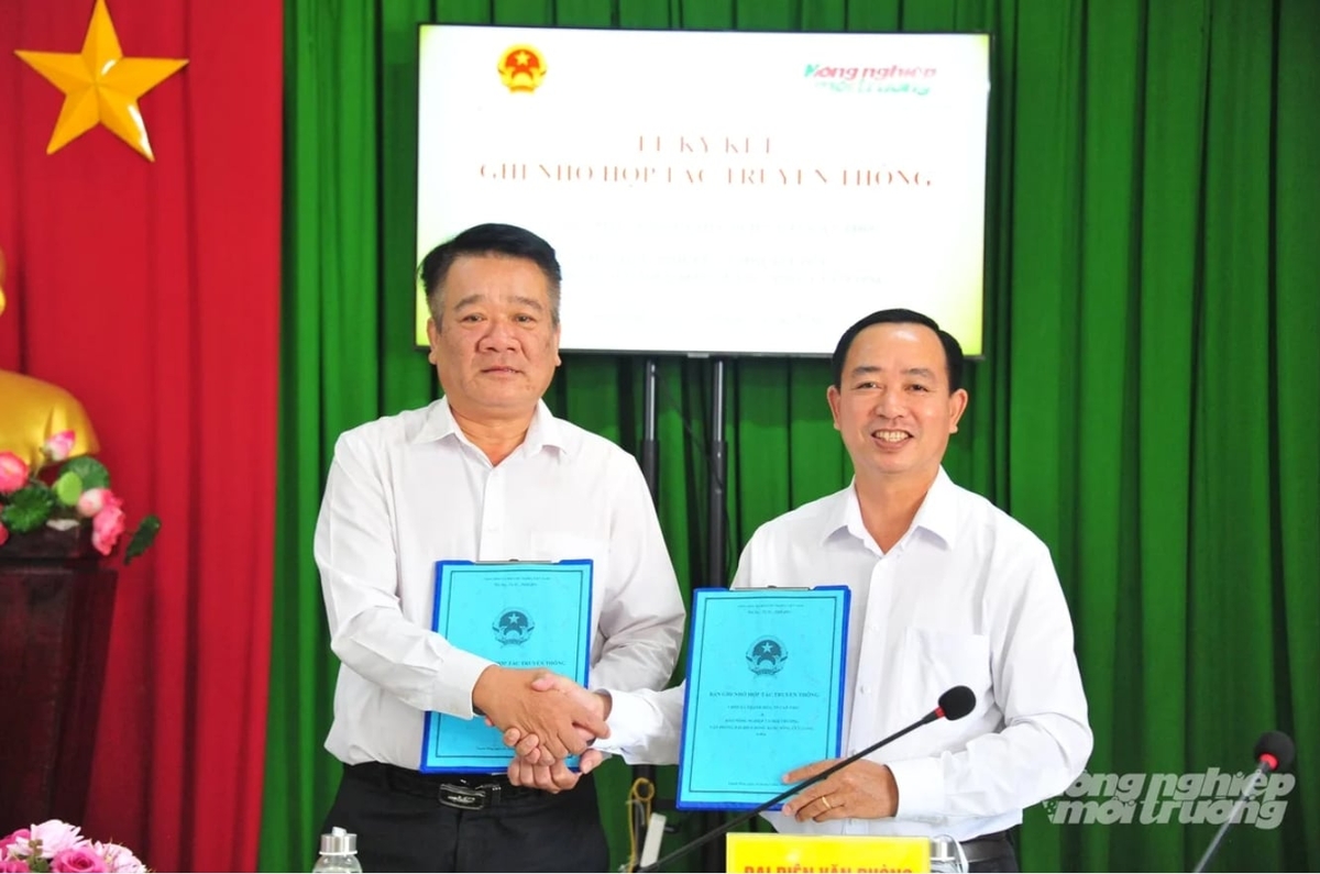 Mr. Nguyen Ngoc Thang and Mr. Le Hoang Men sign the 2026 media cooperation agreement between the Agriculture and Environment Newspaper and the Thanh Hoa commune People’s Committee. Photo: Le Hoang Vu.