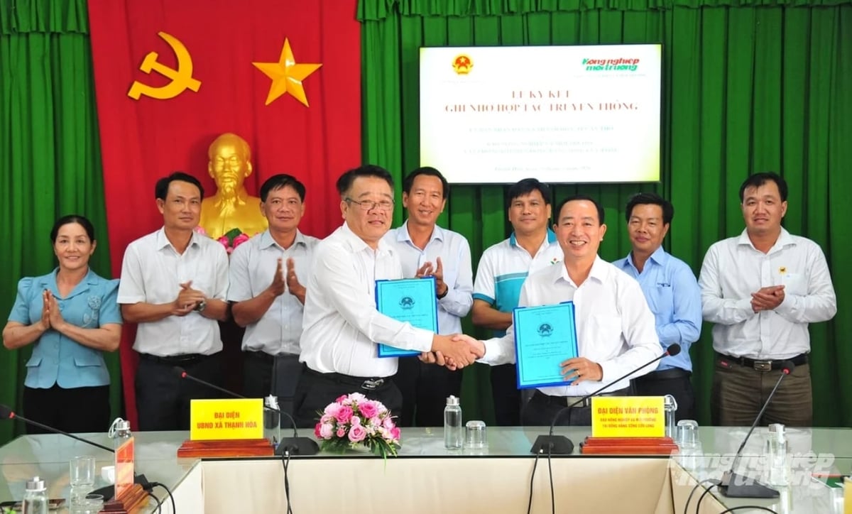 Representatives of local departments and businesses attend the media cooperation signing ceremony between the Agriculture and Environment Newspaper’s Mekong Delta Office and the Thanh Hoa commune People’s Committee in Can Tho City. Photo: Le Hoang Vu.