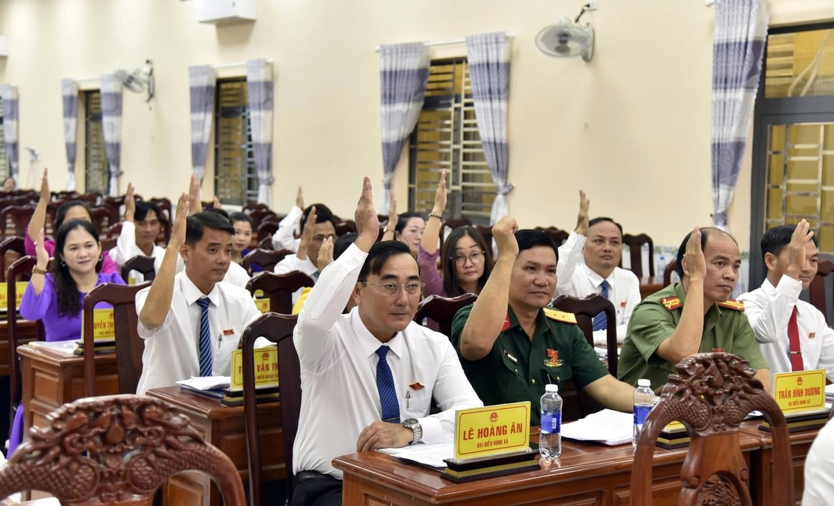  22 đại biểu HĐND xã Vĩnh Thanh đã tiến hành bầu các chức danh chủ chốt. Ảnh: Trọng Linh.