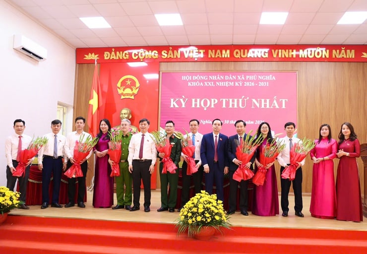 Lãnh đạo trong Thường trực Đảng ủy chúc mừng các cán bộ được bầu giữ các chức danh chủ chốt của HĐND, UBND, các Ban của HĐND xã, các Ủy viên UBND xã nhiệm kỳ 2026-2031. Ảnh: Hoài Lưu.