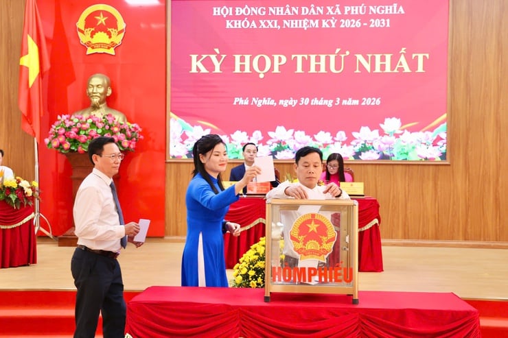 Các đại biểu bỏ phiếu bầu các chức danh lãnh đạo chủ chốt HĐND, UBND, Trưởng các Ban của HĐND xã, Ủy viên Ủy ban UBND nhiệm kỳ 2026-2031. Ảnh: Hoài Lưu