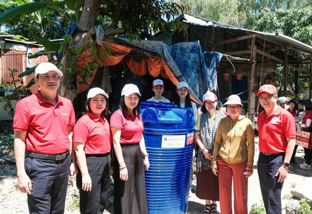 Agribank trao 250 bồn nước sạch, tổng trị giá 500 triệu đồng cho người dân phường Nam Nha Trang. Ảnh: Phương Nga.
