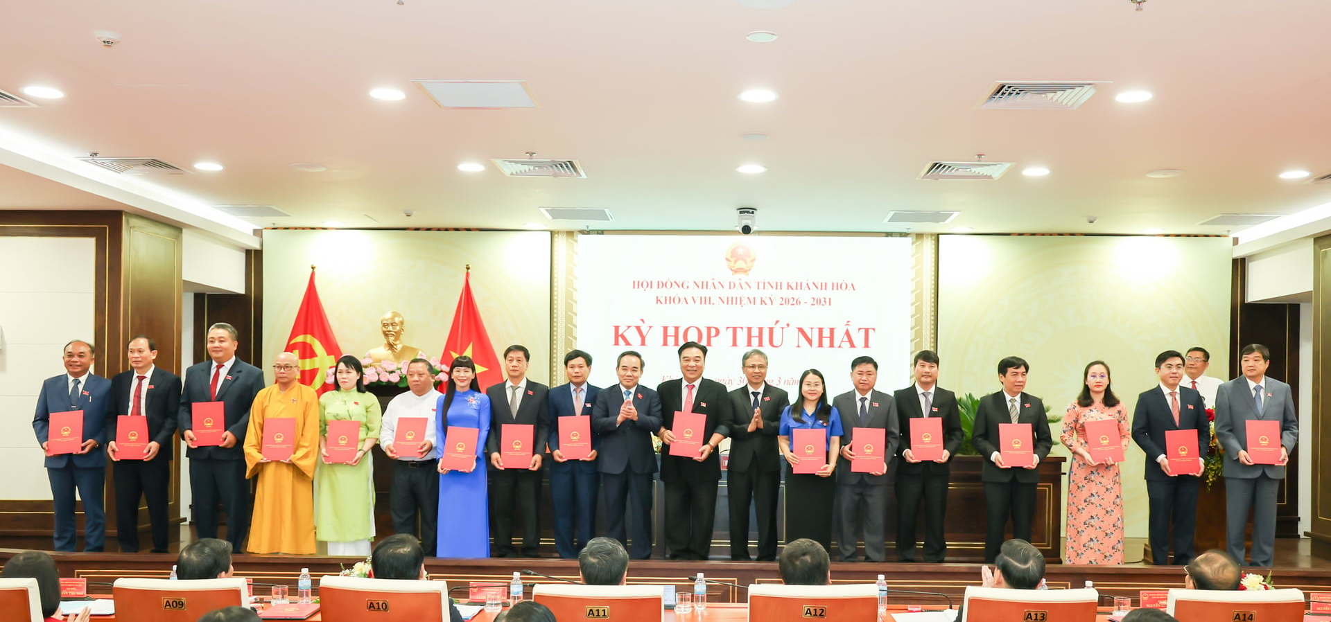 Bà Trịnh Thị Hồng Vân, Chủ tịch HĐTV Công ty Yến sào Khánh Hòa vinh dự nhận Giấy chứng nhận Đại biểu HĐND tỉnh nhiệm kỳ 2026 - 2031. Ảnh: Quỳnh Châu.