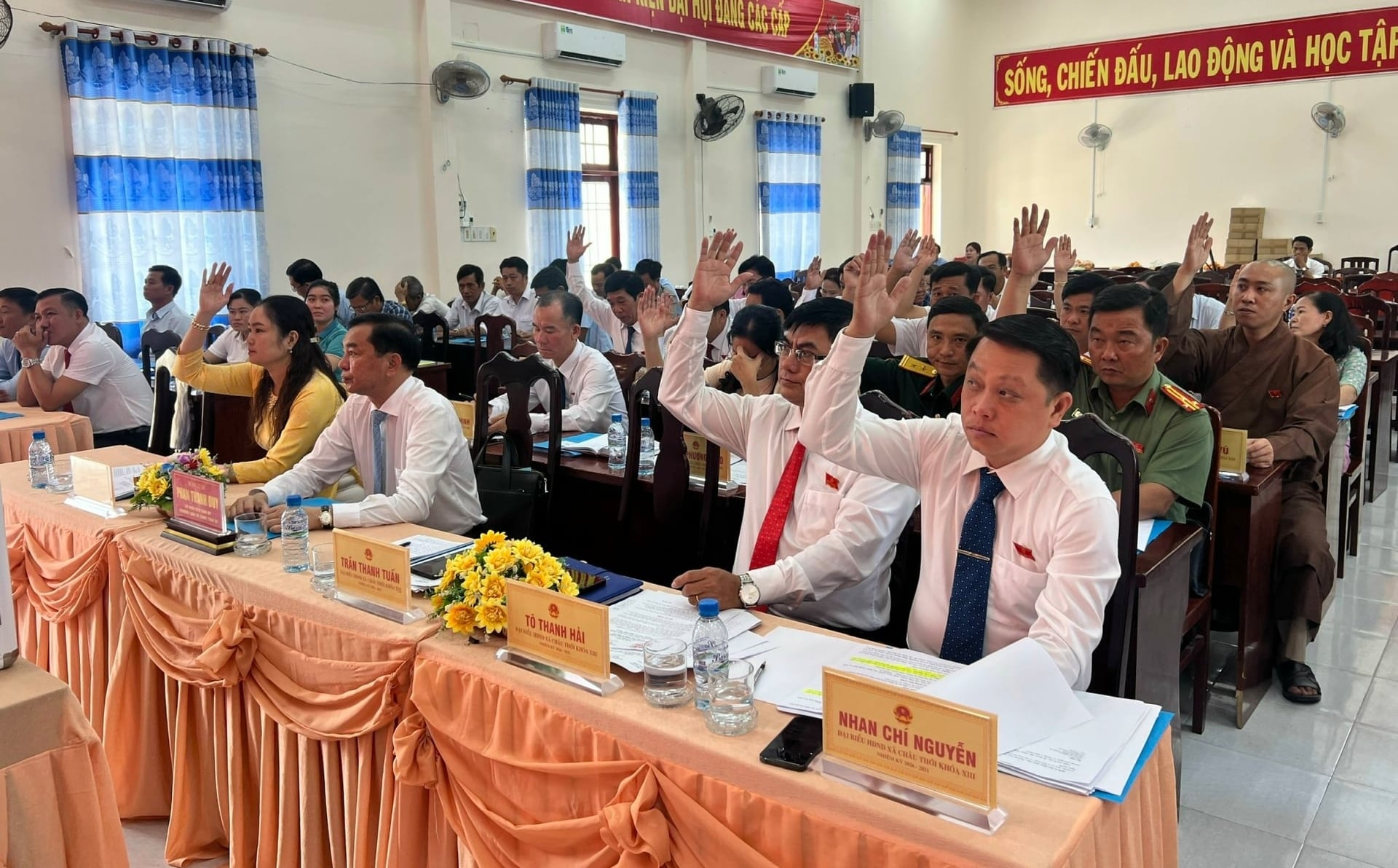 HĐND xã Châu Thới khóa XIII tổ chức kỳ họp thứ nhất nhằm kiện toàn tổ chức bộ máy và quyết định các nội dung quan trọng cho nhiệm kỳ mới. Ảnh: Trọng Linh.