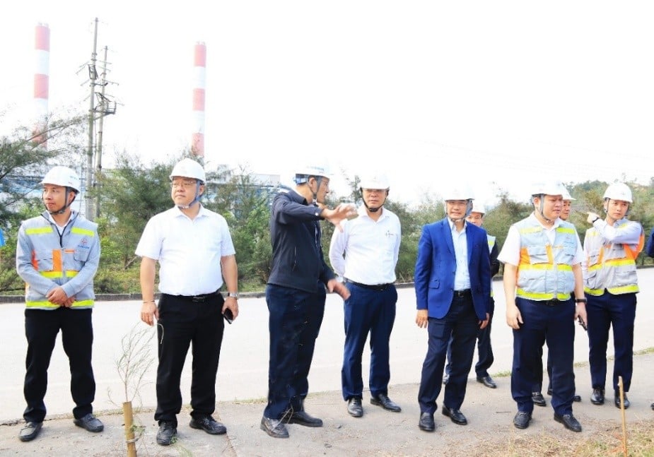 Đoàn công tác của EVNGENCO3 kiểm tra khu vực lắp đặt thử nghiệm các thiết bị cải tiến để giảm nhiệt độ đầu ra nước làm mát của nhà máy. Ảnh: EVNGENCO3.