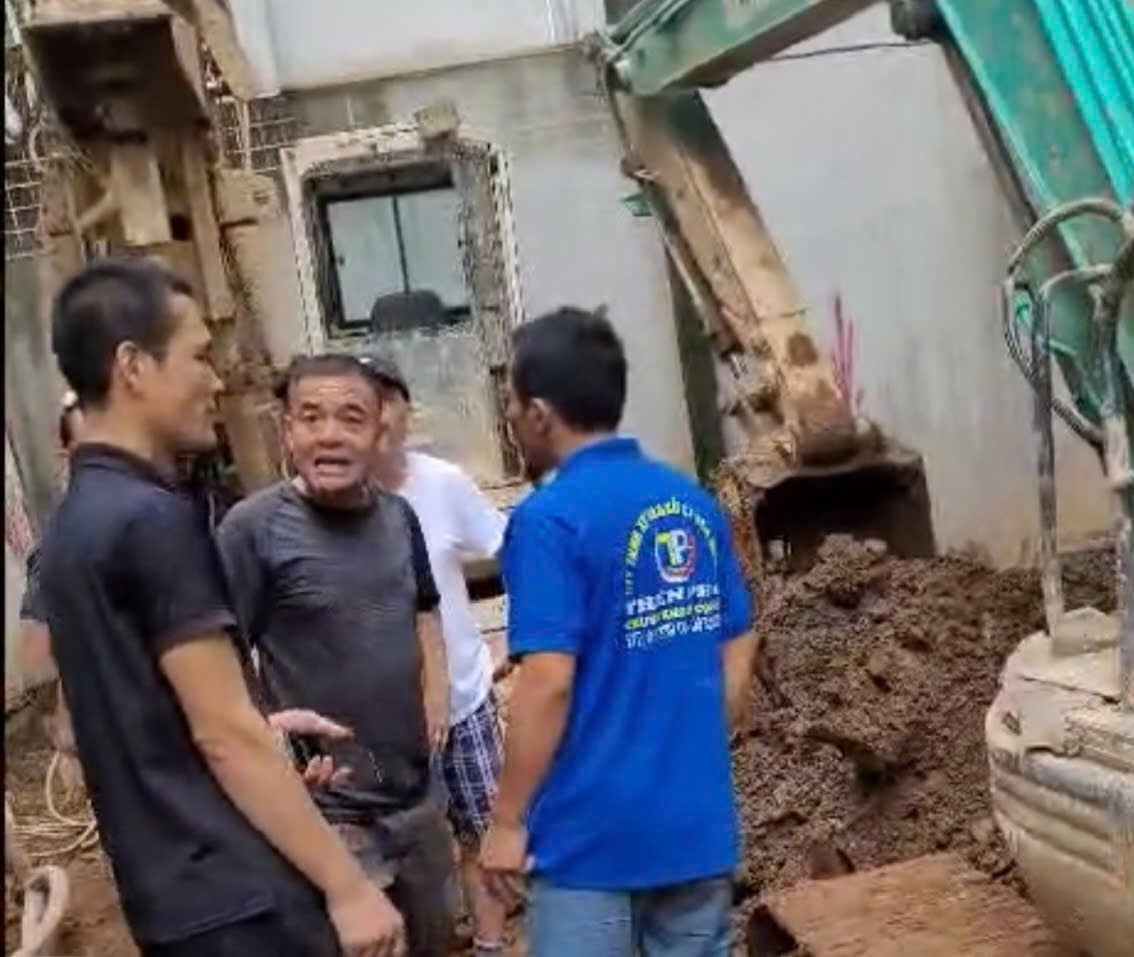 Những người hàng xóm kéo đến ngăn cản thi công. Ảnh: Người dân cung cấp. 