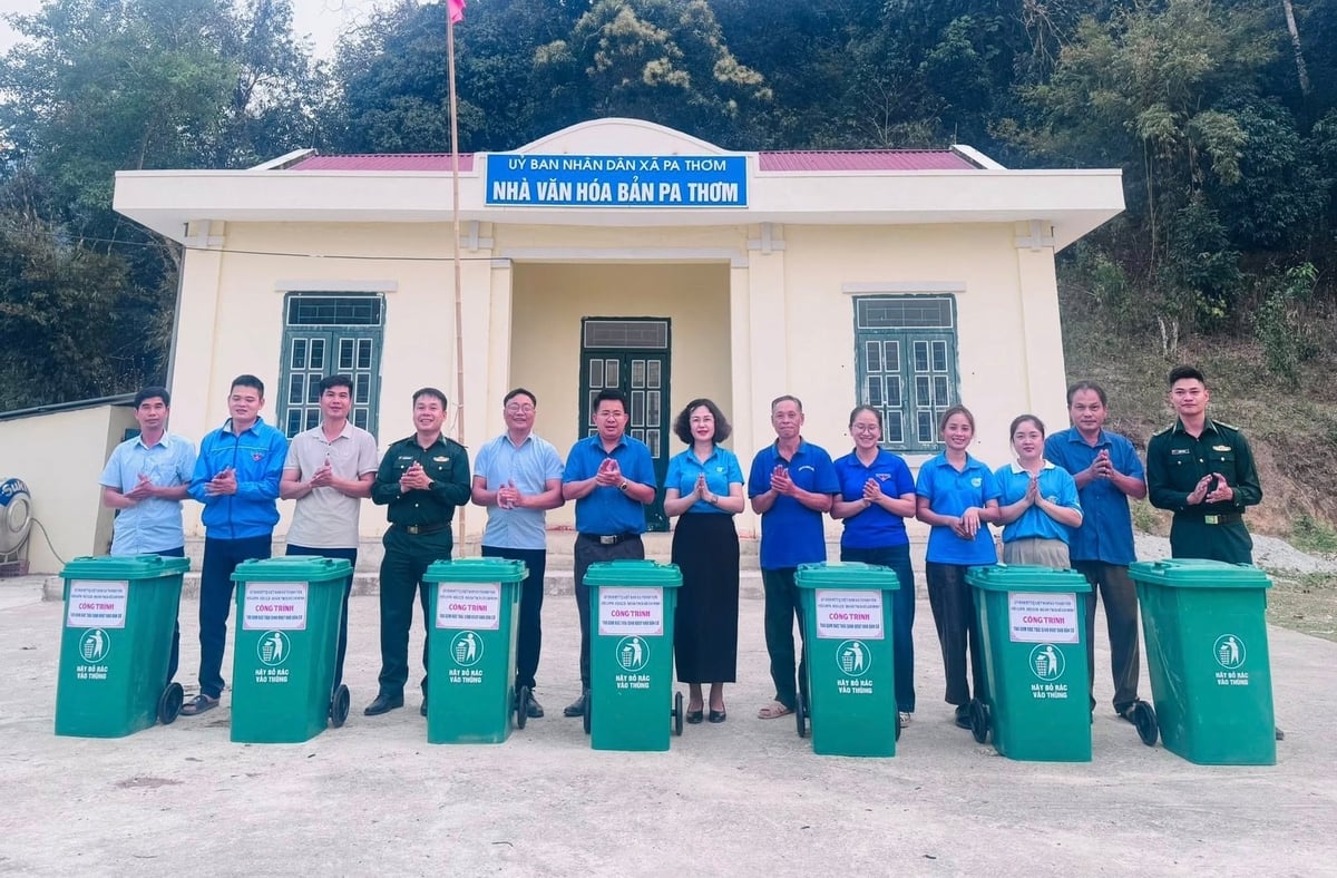 Đại diện các đoàn thể xã Thanh Yên trao tặng thùng rác cho người dân tại Nhà văn hóa bản Pa Thơm, chung tay xây dựng môi trường xanh - sạch - đẹp. Ảnh: CTV.