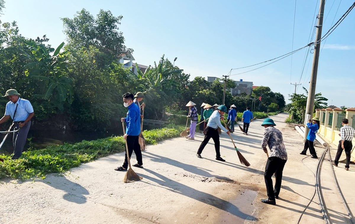 Công tác bảo vệ môi trường tại  xã Chương Dương, nòng cốt là Đoàn Thanh niên, Hội Phụ nữ, Hội Cựu chiến binh, thường xuyên tổ chức ra quân tổng vệ sinh môi trường. Ảnh: Xã Chương Dương.