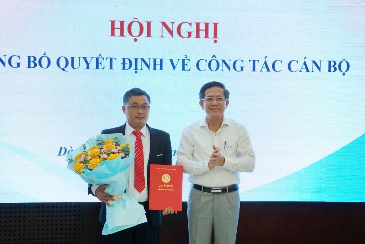 Phó Chủ tịch UBND TP Đà Nẵng Trần Nam Hưng (bên phải) trao quyết định cho ông Nguyễn Xuân Vũ. Ảnh: L.A.