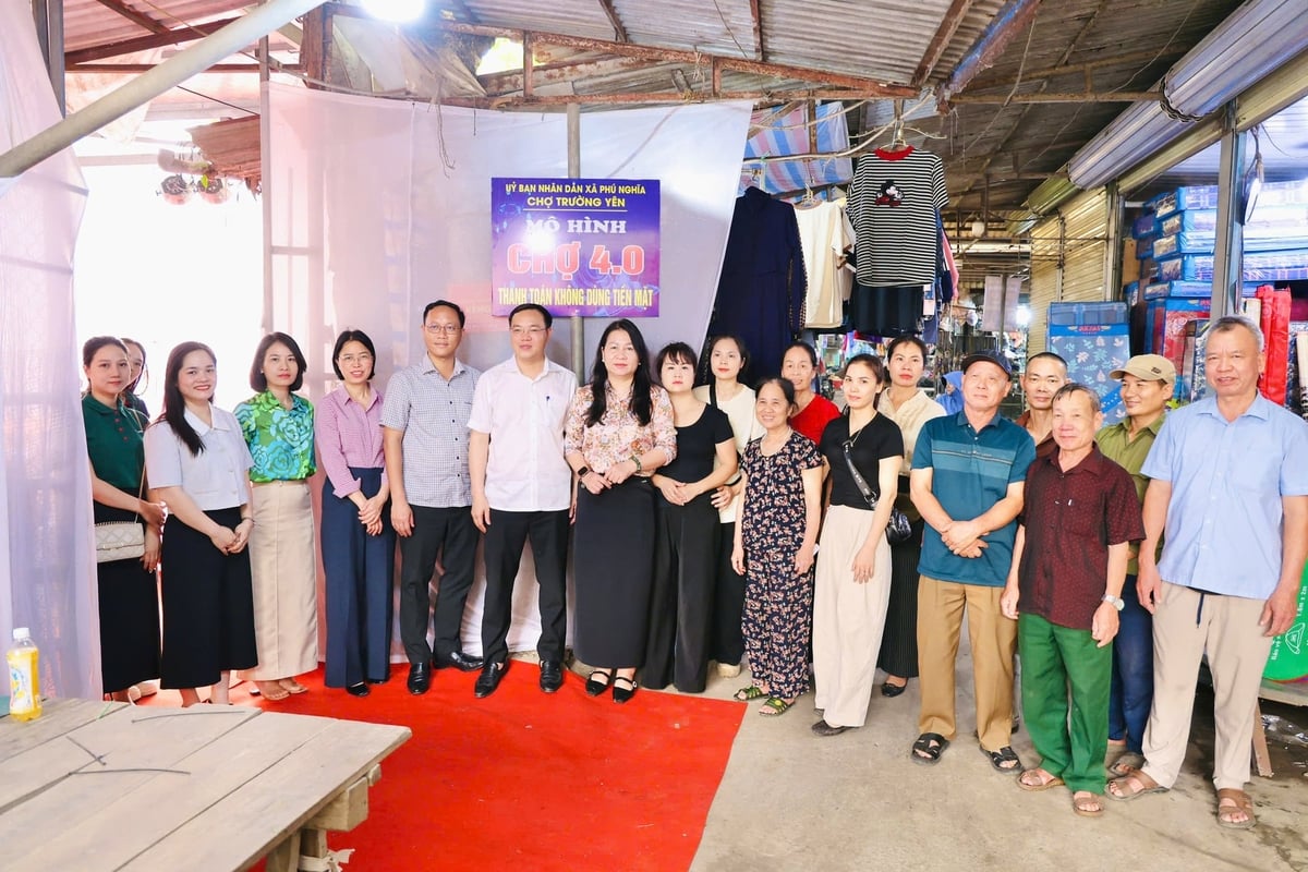 Các đại biểu đã thực hiện nghi thức ra mắt mô hình 'Chợ thông minh 4.0 - không dùng tiền mặt'. Ảnh: Hoài Lưu.