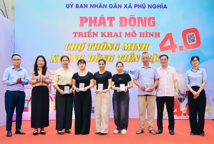Trao bảng quét mã QR cho 5 tiểu thương. Ảnh: Hoài Lưu.