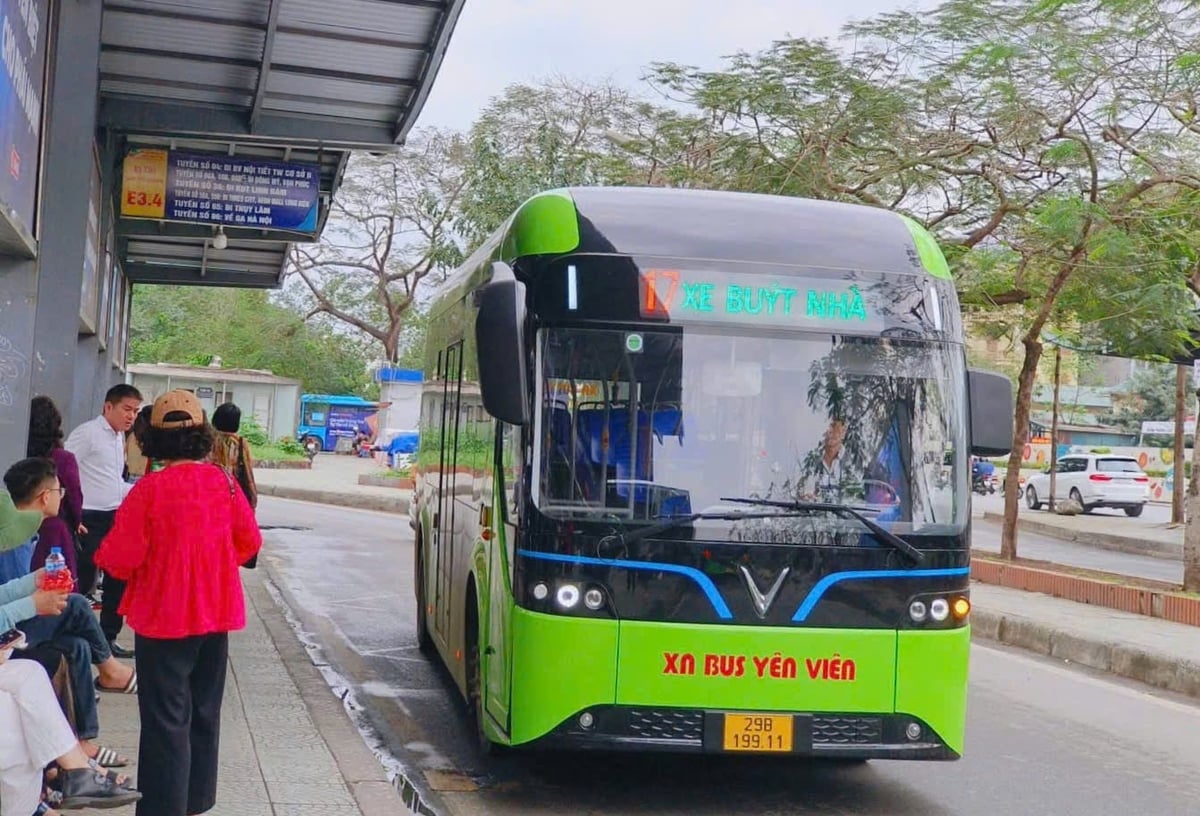 Hà Nội vừa đưa 288 xe buýt điện vào vận hành. Ảnh: Cao Sơn.