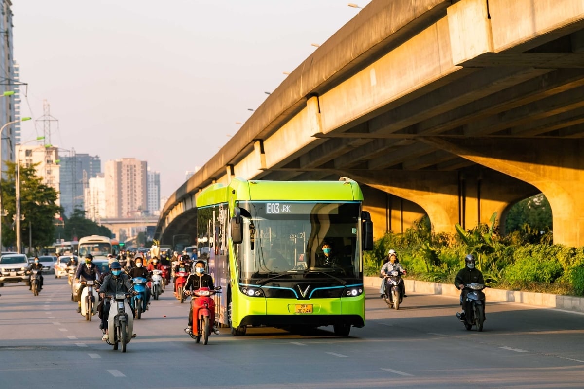 Hà Nội đặt mục tiêu 100% xe buýt sử dụng nhiên liệu xanh. Ảnh: Cao Sơn.