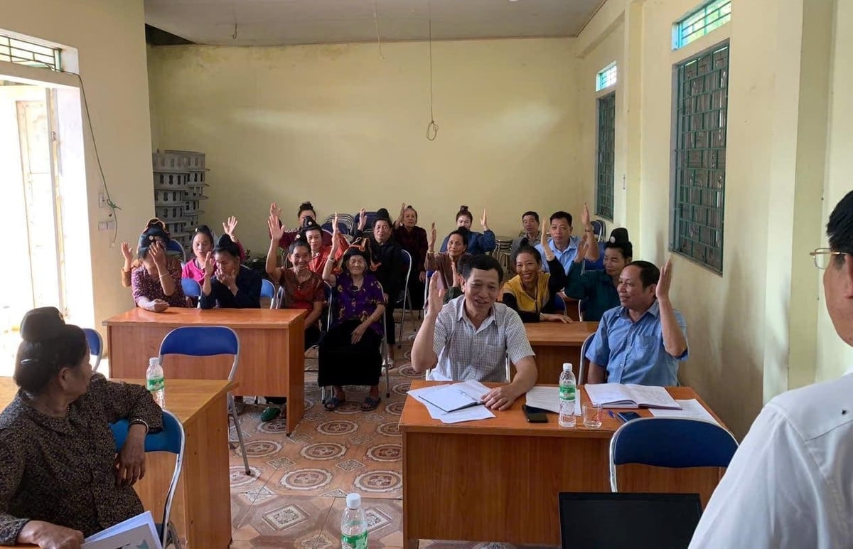 Người dân bản Xôm biểu quyết thống nhất các nội dung triển khai mô hình, thể hiện tinh thần đoàn kết, đồng thuận xây dựng khu dân cư vững mạnh. Ảnh: CTV. 