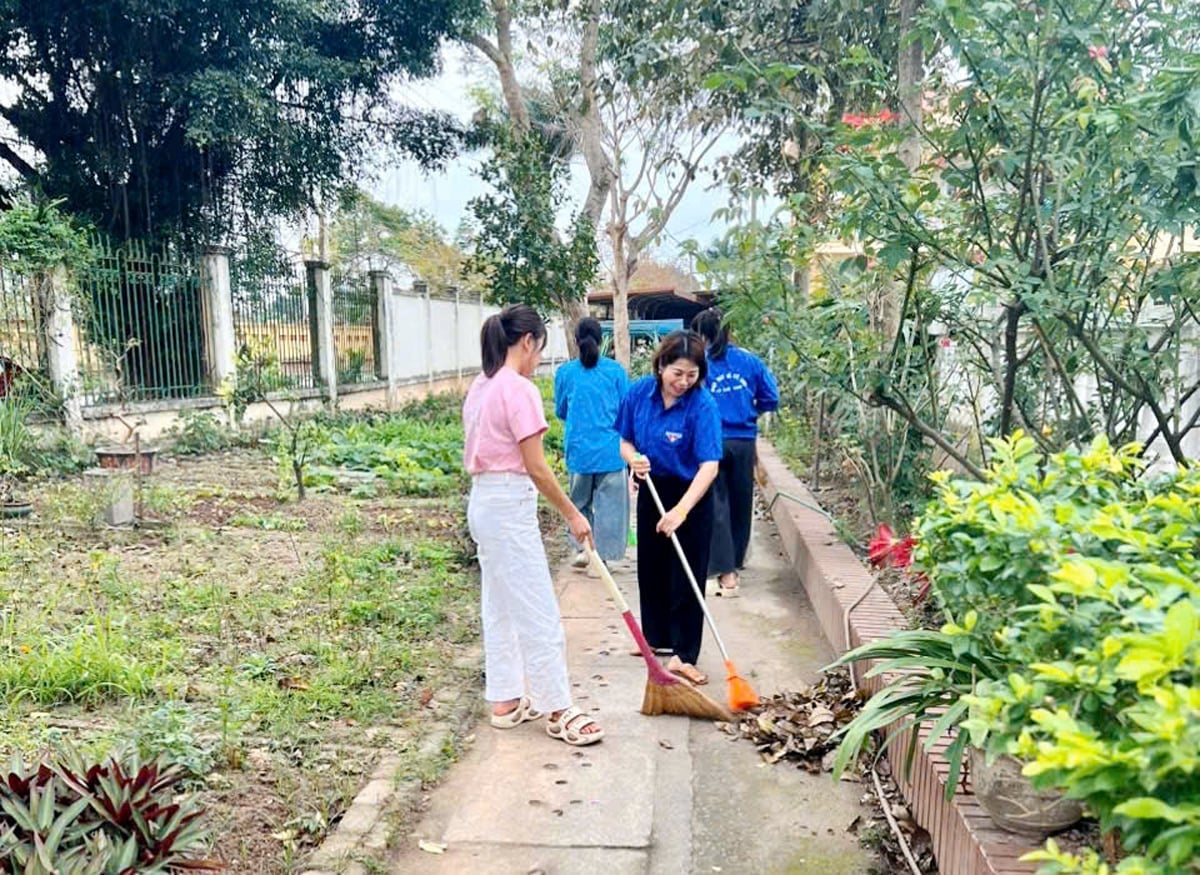 Giáo viên Trường Mầm non Quất Động tham gia tổng vệ sinh môi trường, góp phần xây dựng cảnh quan xanh - sạch - đẹp trong trường học. Ảnh: Xã Thượng Phúc.