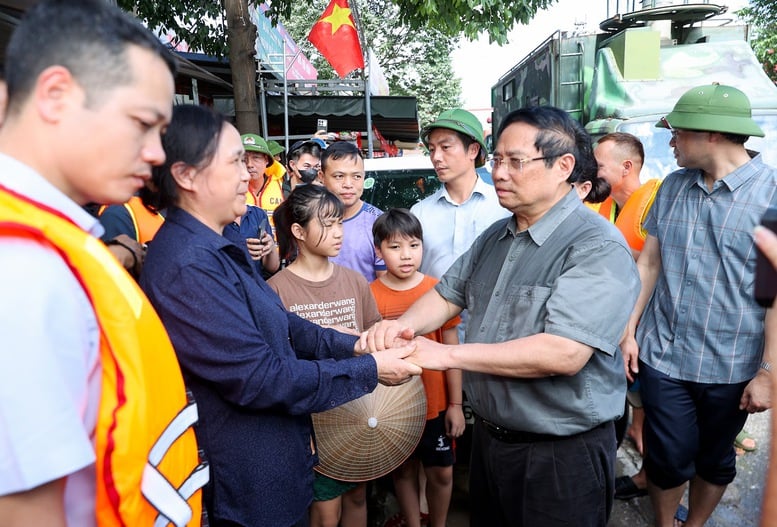 Thủ tướng Phạm Minh Chính thăm hỏi đời sống người dân, kiểm tra, động viên các lực lượng làm nhiệm vụ ứng phó mưa lũ, cứu hộ, cứu nạn, khắc phục hậu quả thiên tai tại tỉnh Thái Nguyên ngày 8/10/2025/ Ảnh: VGP.