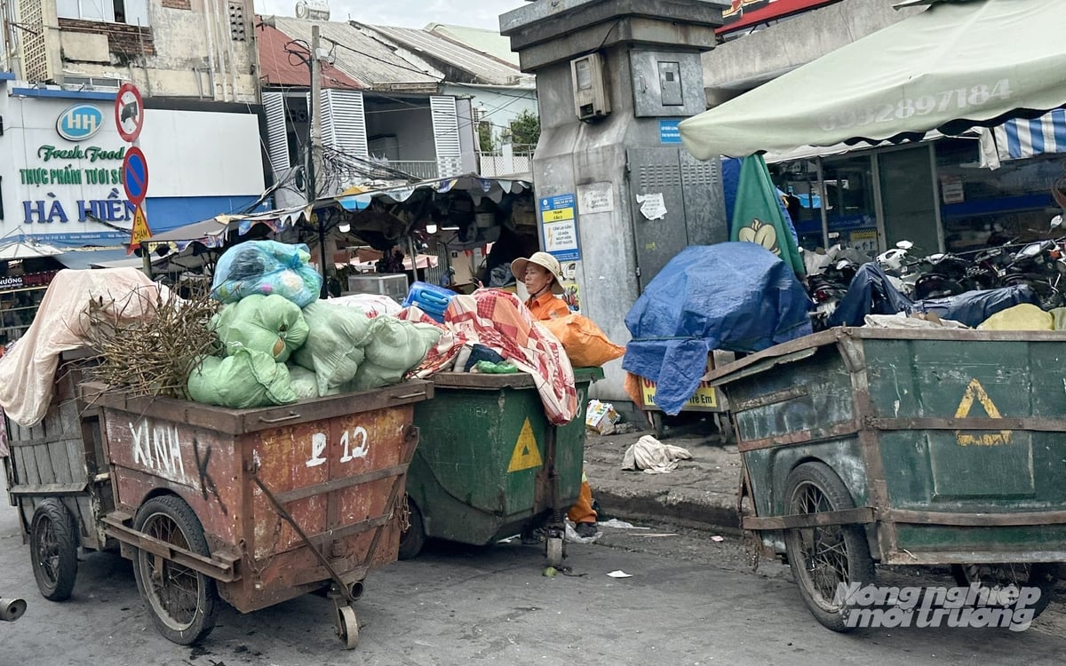 Hoạt động thu gom rác sinh hoạt tại TP.HCM đang được duy trì hằng ngày, song việc xây dựng đơn giá thống nhất được kỳ vọng sẽ giúp hệ thống vận hành ổn định, minh bạch và hiệu quả hơn trong thời gian tới. Ảnh: Lê Bình.