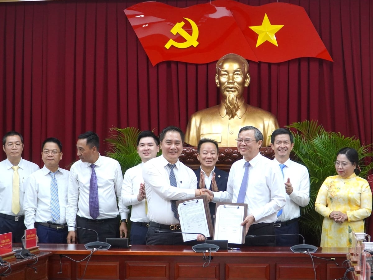 UBND TP Cần Thơ và T&T Group ký kết thỏa thuận hợp tác phát triển đa lĩnh vực. Ảnh: Kim Anh.