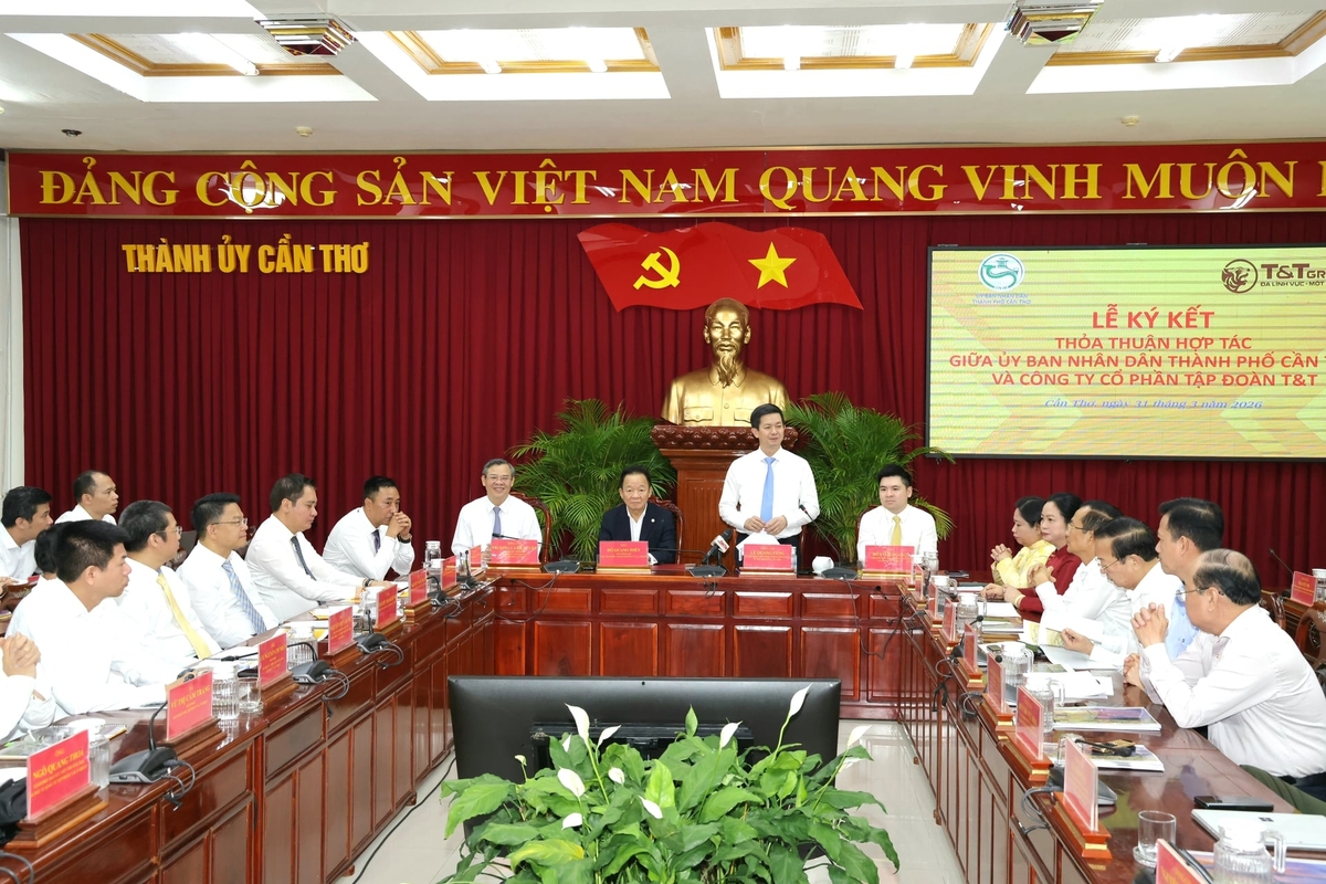 Bí thư Thành ủy Cần Thơ cùng lãnh đạo UBND thành phố, các sở, ban ngành làm việc với T&T Group. Ảnh: Kim Anh.