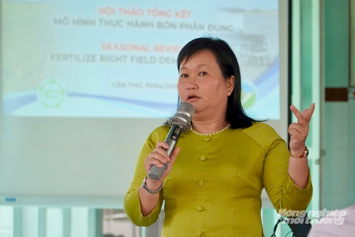 Bà Phạm Thị Minh Hiếu, Chi cục trưởng Chi cục Trồng trọt và Bảo vệ thực vật TP Cần Thơ nhấn mạnh tầm quan trọng của việc bón phân đúng. Ảnh: Kim Anh.