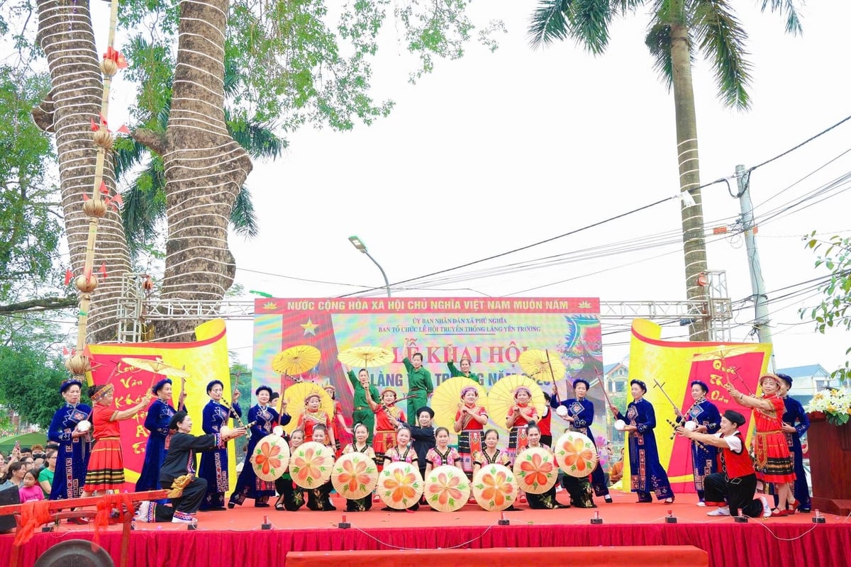 Hình ảnh văn nghê chào mừng tại Lễ hội truyền thống làng Yên Trường. Ảnh: Hoài Lưu