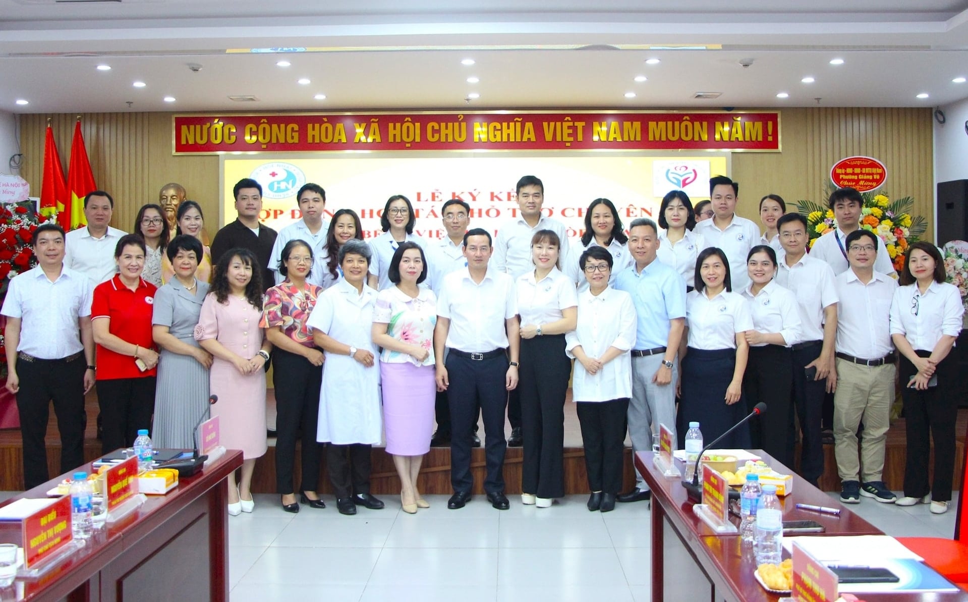 Đội ngũ cán bộ, bác sĩ, nhân viên y tế Bệnh viện Đa khoa Hòe Nhai và Trạm Y tế phường Giảng Võ chụp ảnh lưu niệm với lãnh đạo phường Giảng Võ. Ảnh: TT.