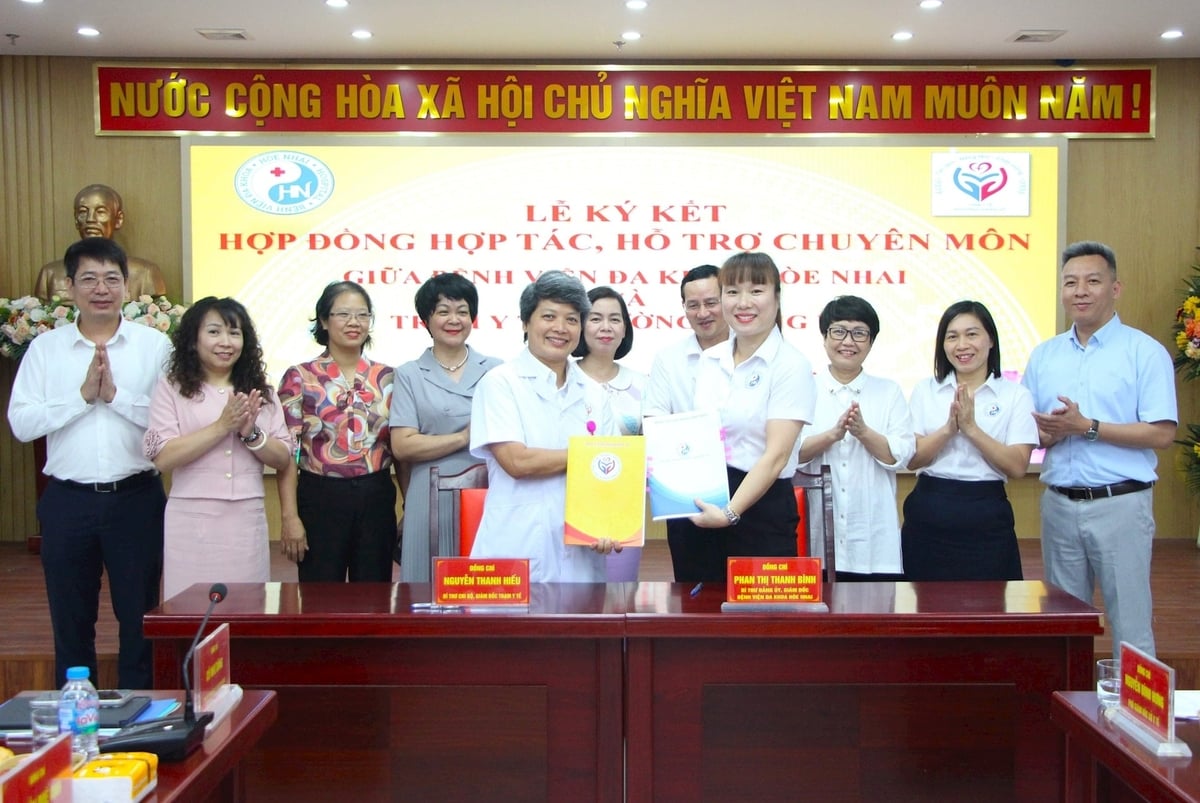 Bệnh viện Đa khoa Hòe Nhai và Trạm Y tế phường Giảng Võ ký kết hợp đồng hợp tác, hỗ trợ chuyên môn. Ảnh: TT.