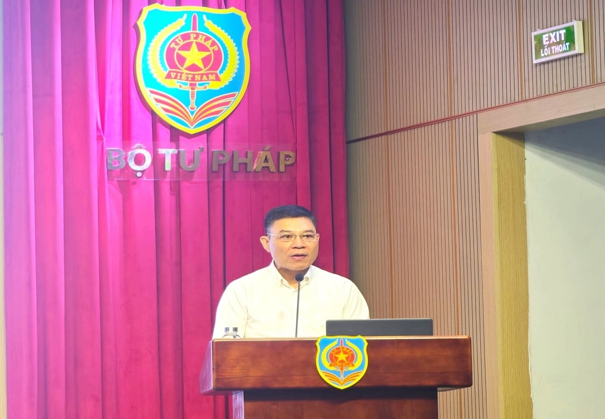 Vụ trưởng Vụ Công tác xây dựng văn bản quy phạm pháp luật, Bộ Tư pháp Nguyễn Quốc Hoàn phát biểu. Ảnh: Nguyễn Thành.
