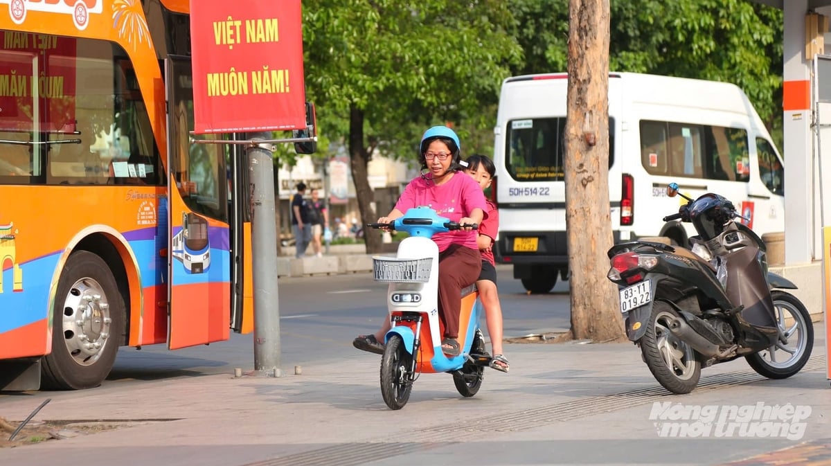 Các phương tiện xe điện như xe buýt điện, xe máy điện, ô tô điện và xe đạp điện đang góp phần giảm đáng kể ô nhiễm môi trường tại TP.HCM nhờ không phát thải trực tiếp khói bụi và khí độc ra không khí. Ảnh: Lê Bình. Các phương tiện xe điện như xe buýt điện, xe máy điện, ô tô điện và xe đạp điện đang góp phần giảm đáng kể ô nhiễm môi trường tại TP.HCM nhờ không phát thải trực tiếp khói bụi và khí độc ra không khí. Ảnh: Lê Bình.