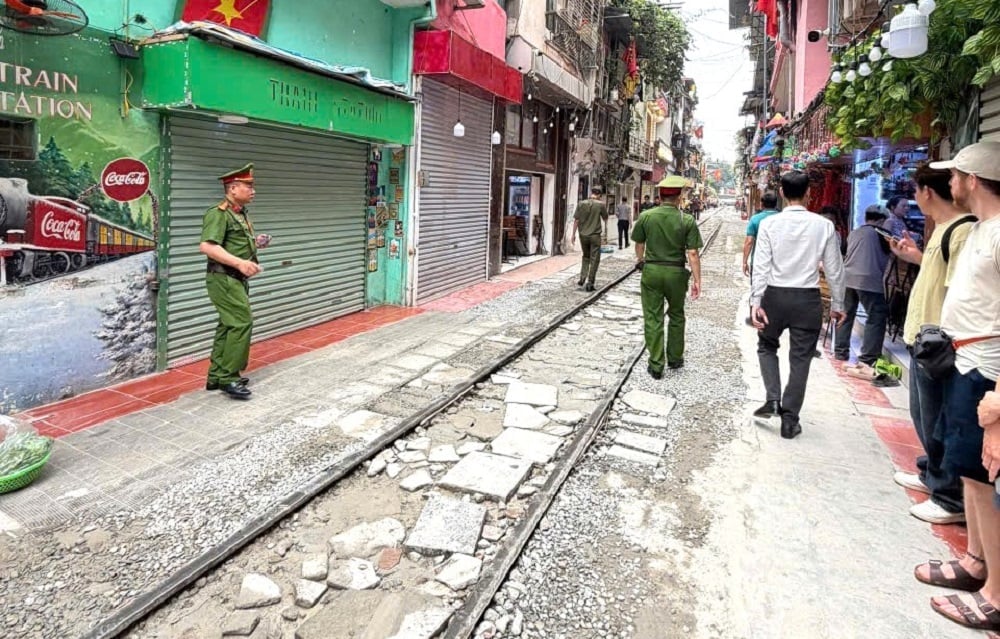 Lực lượng chức năng phường Hoàn Kiếm tuần tra, xử lý tình trạng lấn chiếm vỉa hè cà phê đường Tàu. Ảnh: Nguyễn Trường.