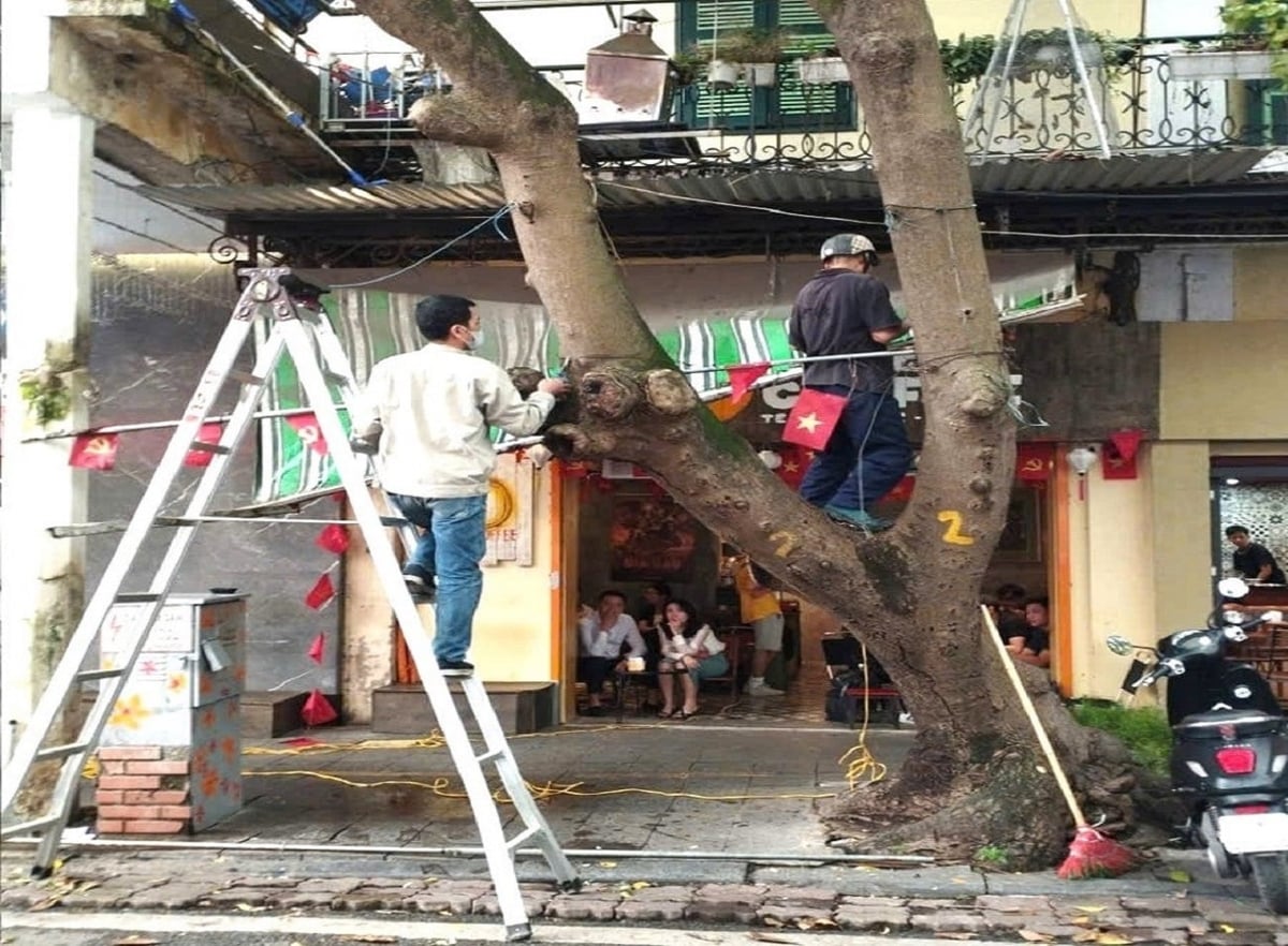 Tổ trật tự đô thị phường Hoàn kiếm xử lý các công trình mái vẩy tại phố Nguyễn Xí. Ảnh: Nguyễn Trường.
