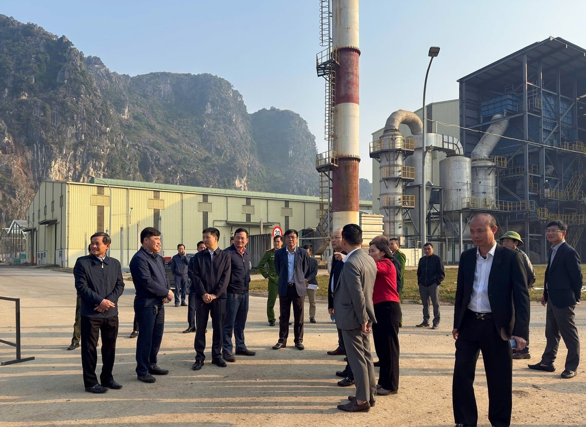 Đoàn công tác của phó Chủ tịch UBND tỉnh Thanh Hoá Cao Văn Cường trong một chuyến thị sát nhà máy. Ảnh: Ngọc Mai.
