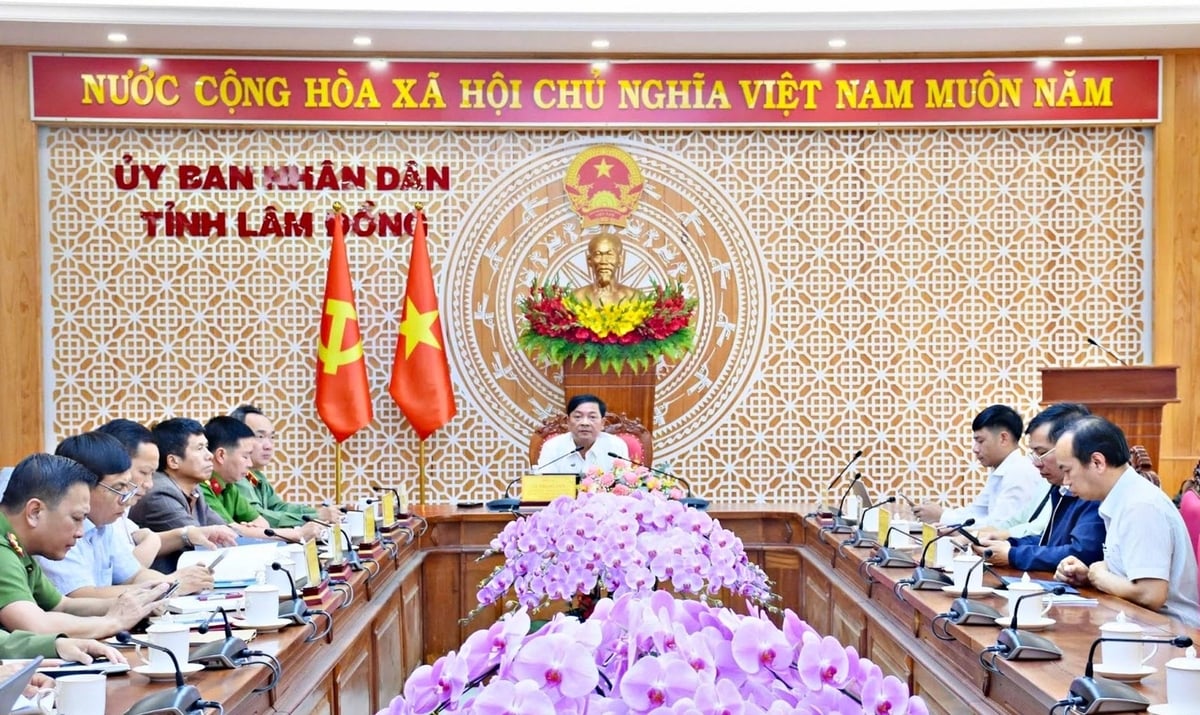 Lãnh đạo tỉnh và các sở, ngành liên quan tại hội nghị về công tác đo đạc, đăng ký đất đai và hoàn thiện cơ sở dữ liệu đất đai trên địa bàn Lâm Đồng. Ảnh: N.T.