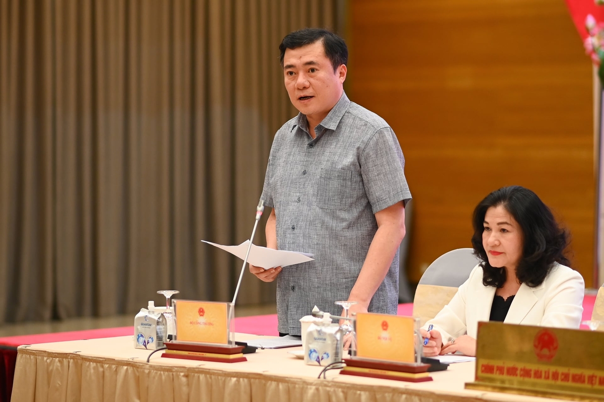 Thứ trưởng Bộ Công thương Nguyễn Sinh Nhật Tân trả lời báo chí chiều 4/4. Ảnh: Tùng Đinh.