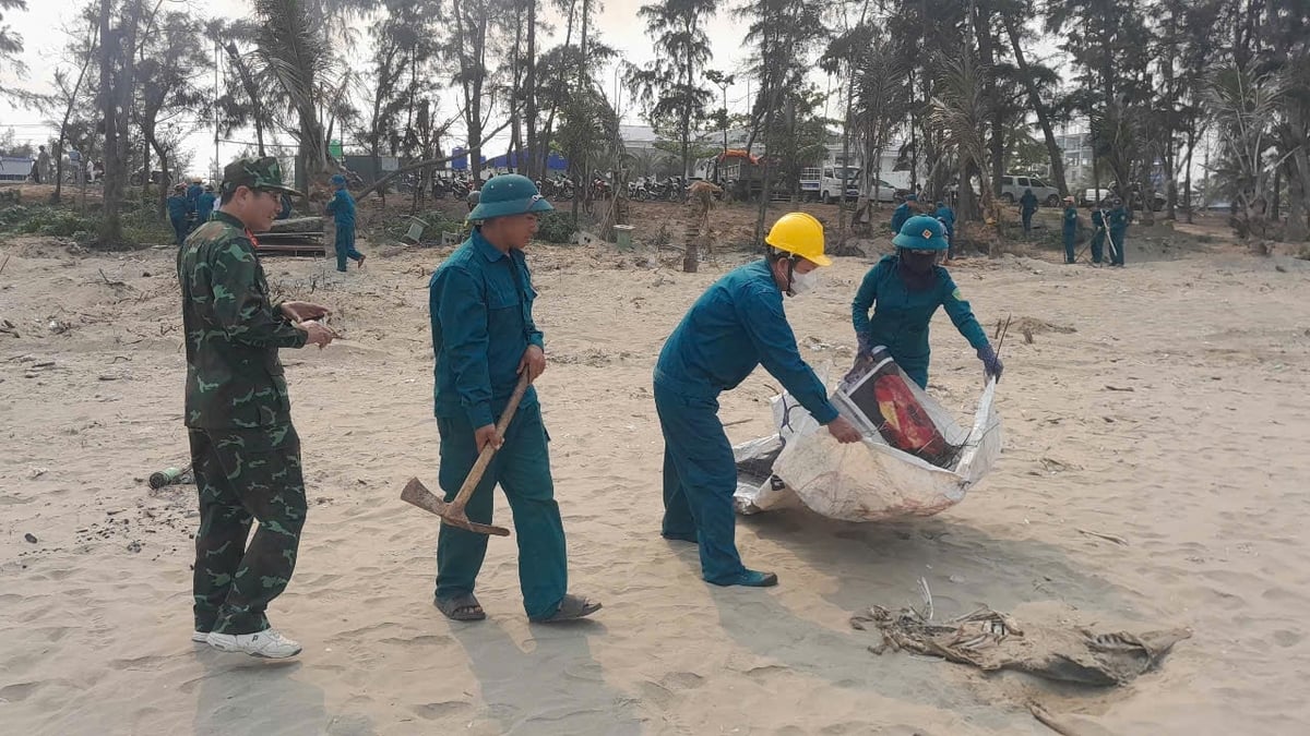 Các lực lượng quân sự trong đợt ra quân thu gom, xử lý rác thải, làm sạch môi trường bãi biển Quỳnh Nghĩa. Ảnh: Hữu Tình.