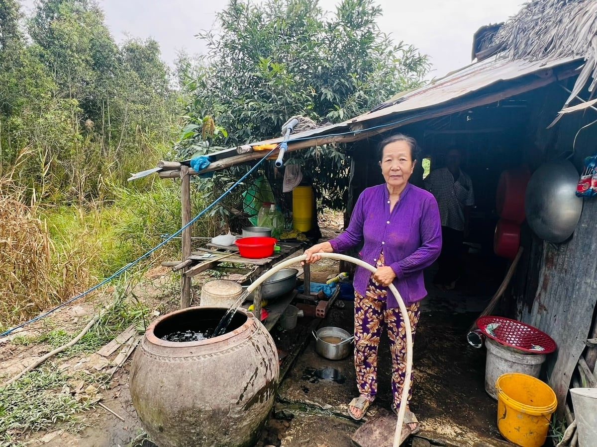 Người dân dự trữ nước sạch trước mùa khô 2026. Ảnh: Trọng Linh.
