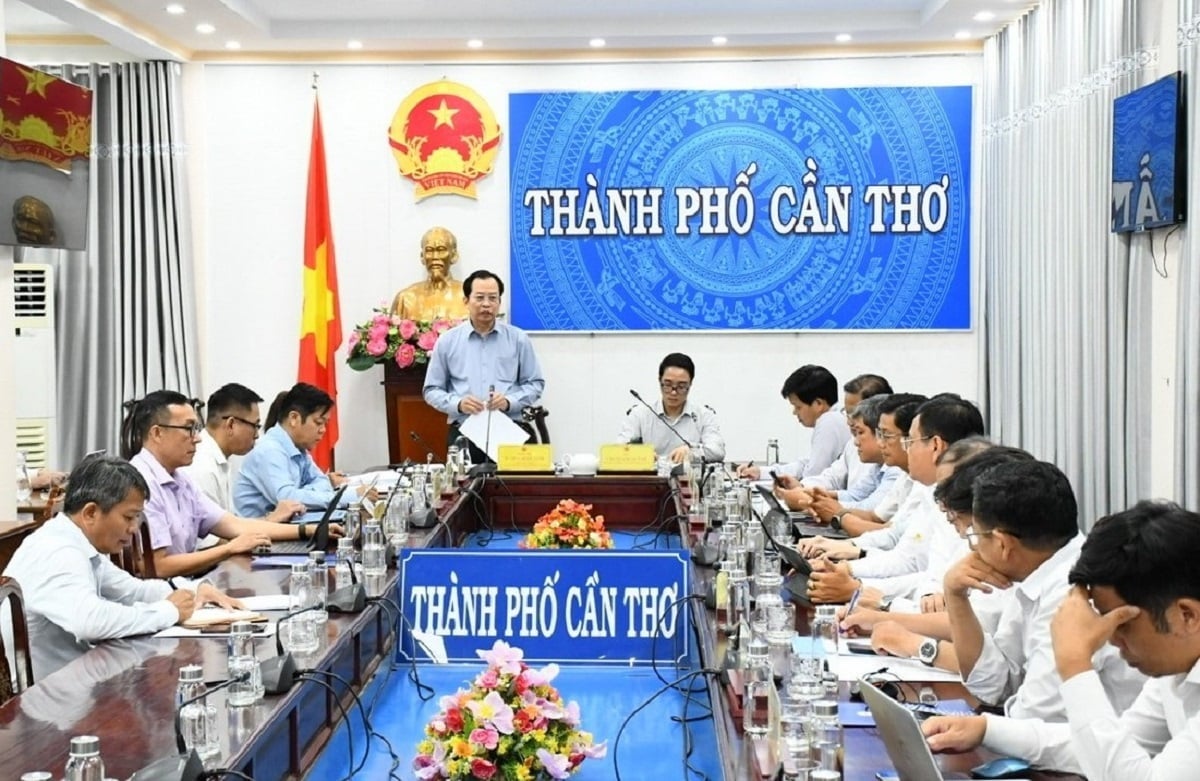 Ông Vương Quốc Nam - Phó Chủ tịch UBND TP Cần Thơ đánh giá cao sự chủ động của ngành Điện trong công tác đảm bảo cung ứng điện. Ảnh: EVN.