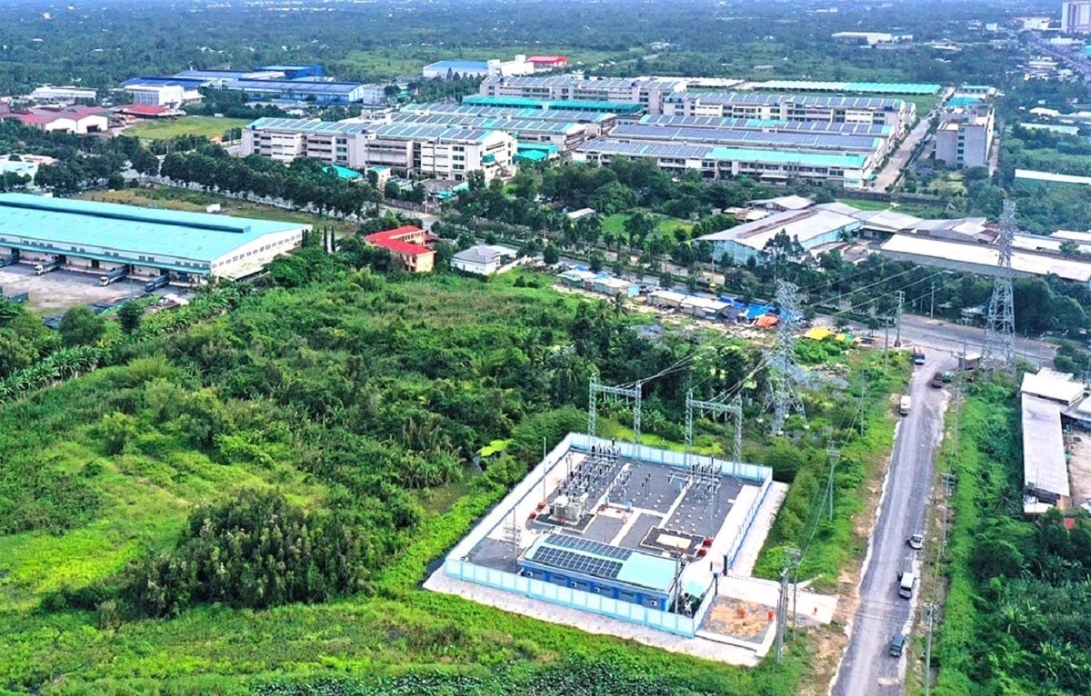 EVN đề nghị các địa phương khuyến khích phát triển điện mặt trời mái nhà tự sản, tự tiêu kết hợp BESS. Ảnh: EVN.