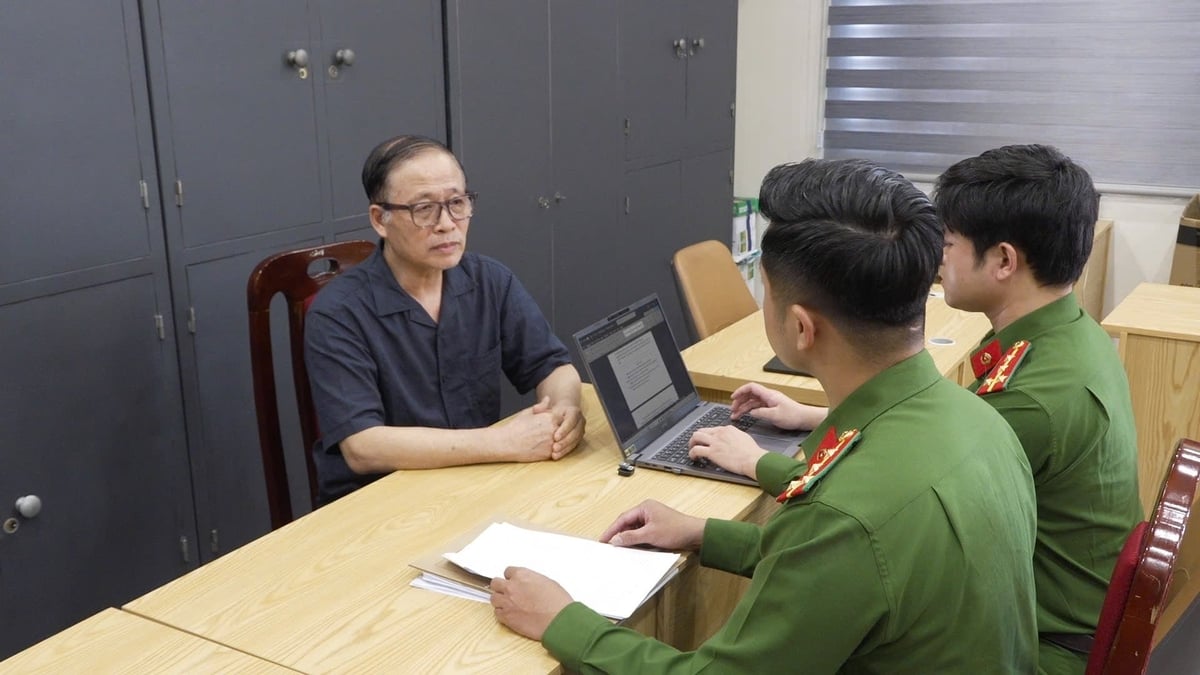 Cơ quan Cảnh sát điều tra lấy lời khai đối với đối tượng Vũ Minh Châu. Ảnh: Công an TP Hà Nội.