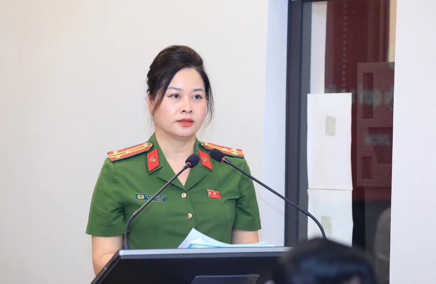 Thượng tá Vũ Thị Hoàng Yến - Phó Trưởng phòng Cảnh sát điều tra tội phạm về tham nhũng, kinh tế, buôn lậu, môi trường (Công an TP Hà Nội) thông tin về vụ án hơn 300 tấn thịt lợn bệnh dịch tả Châu Phi tuồn vào bếp ăn trường học. Ảnh: UBND TP Hà Nội.