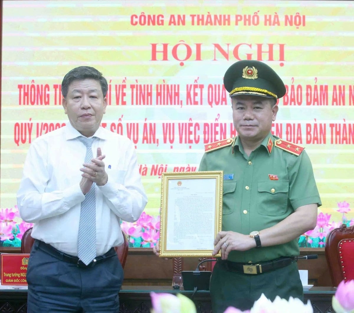 Thừa uỷ quyền của Thủ tướng Chính phủ, ông Dương Đức Tuấn - Phó Chủ tịch UBND TP Hà Nội trao Thư khen của Thủ tướng cho Công an TP Hà Nội. Ảnh: Cao Sơn.
