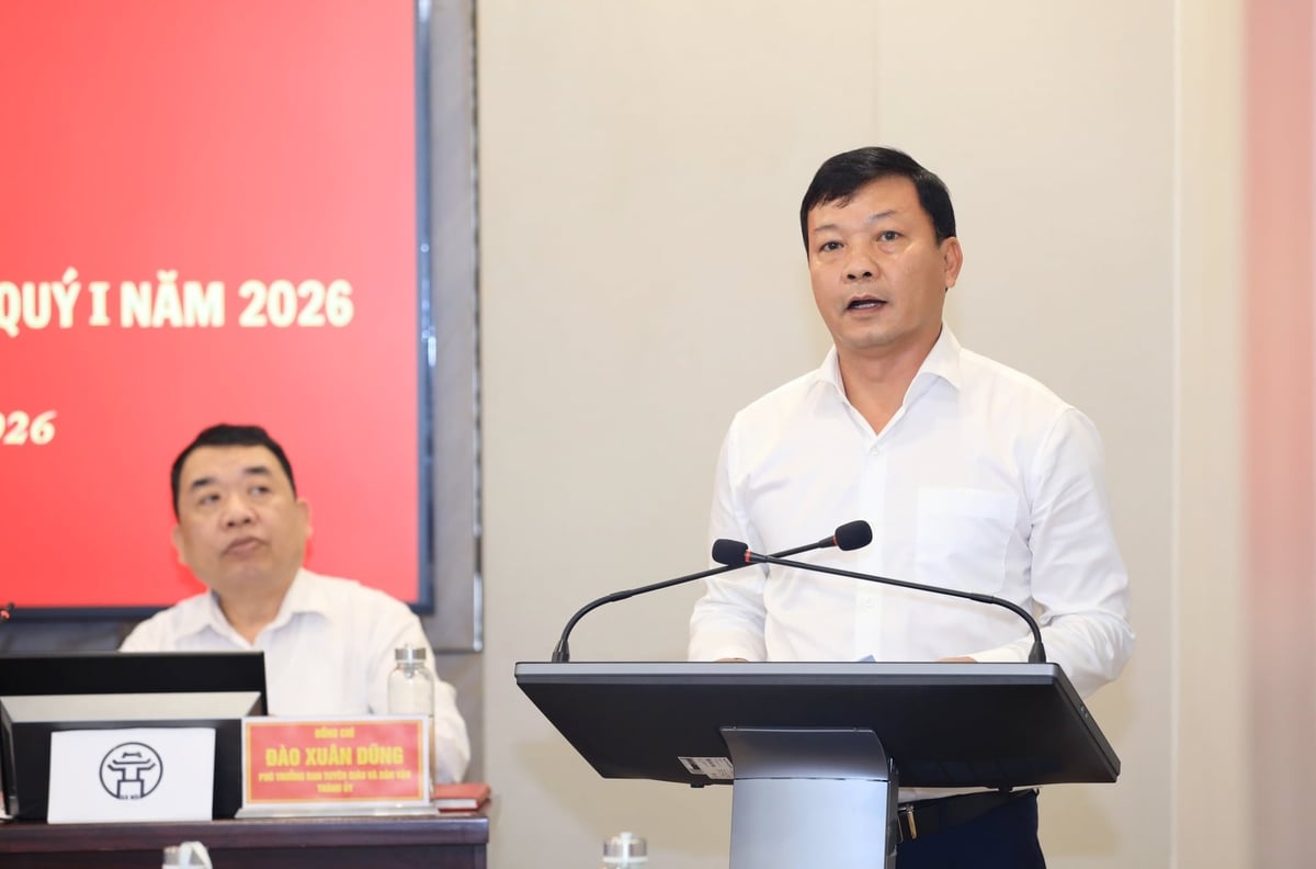 Ông Trương Hải Long - Phó Giám đốc Sở Xây dựng Hà Nội thông tin về lộ trình khớp nối hệ thống kênh, trạm bơm với 7 hồ chống ngập khẩn cấp Hà Nội đang xây dựng. Ảnh: TTBCTĐ.