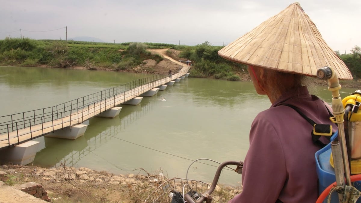 Hệ thống cầu được neo giữ bằng dây sắt, liên kết với các trụ cố định ở hai bên bờ. Ảnh: Phạm Huy.