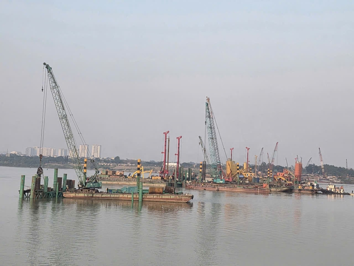 Dự án cầu Trần Hưng Đạo bắc qua sông Hồng dự kiến hoàn thành và đưa vào khai thác trong năm 2027. Ảnh: Xuân Vũ.