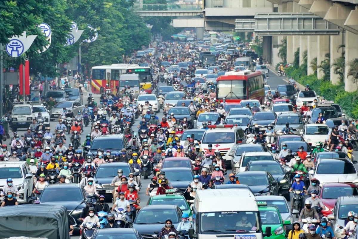 Hiện khu vực Vành đai 1 có hai tuyến đường sắt đô thị (2A và 3.1) với tổng công suất khoảng 462.000 lượt khách/ngày, cùng 45 tuyến xe buýt trợ giá phục vụ hơn 903.000 lượt khách/ngày. Ảnh: Thanhnien.